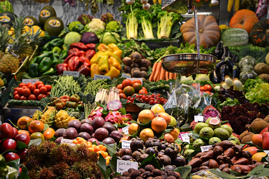 Étal de marché garni de fruits et légumes